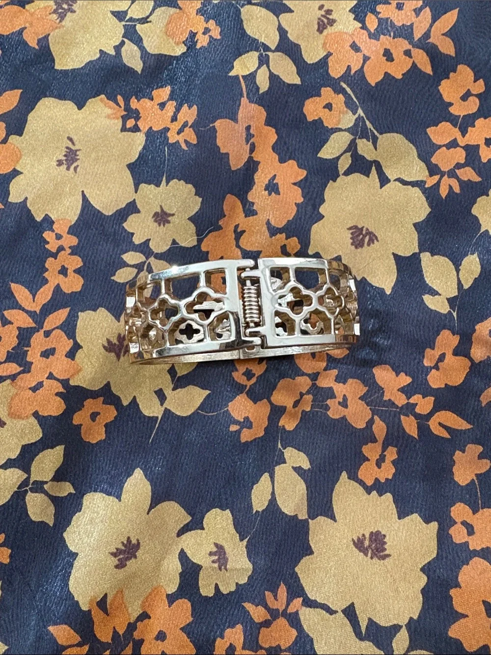 Gold Floral Cutout Bangle Bracelet - Women Jewelry